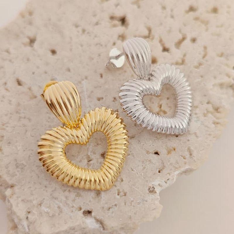 brinco coração pendurado com textura