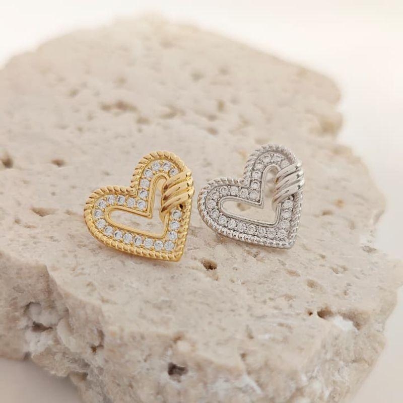 brinco coração cravejado com detalhe