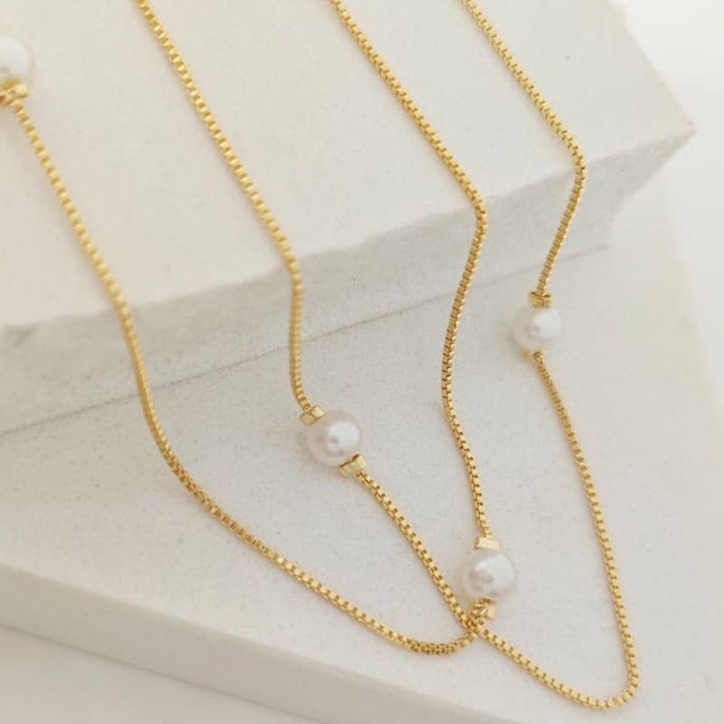 chocker com pérola espaçada