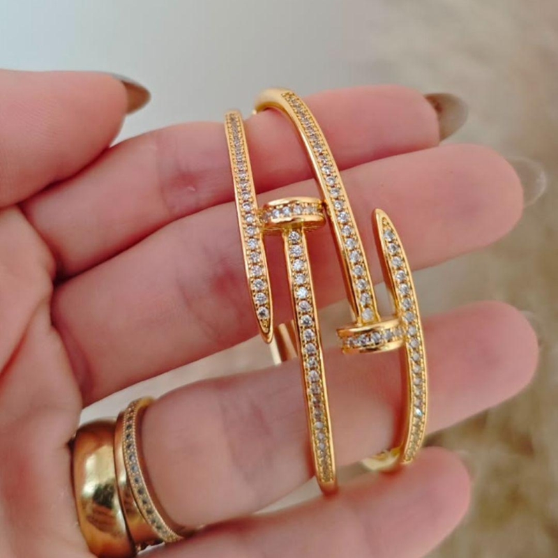 bracelete de prego cravejado