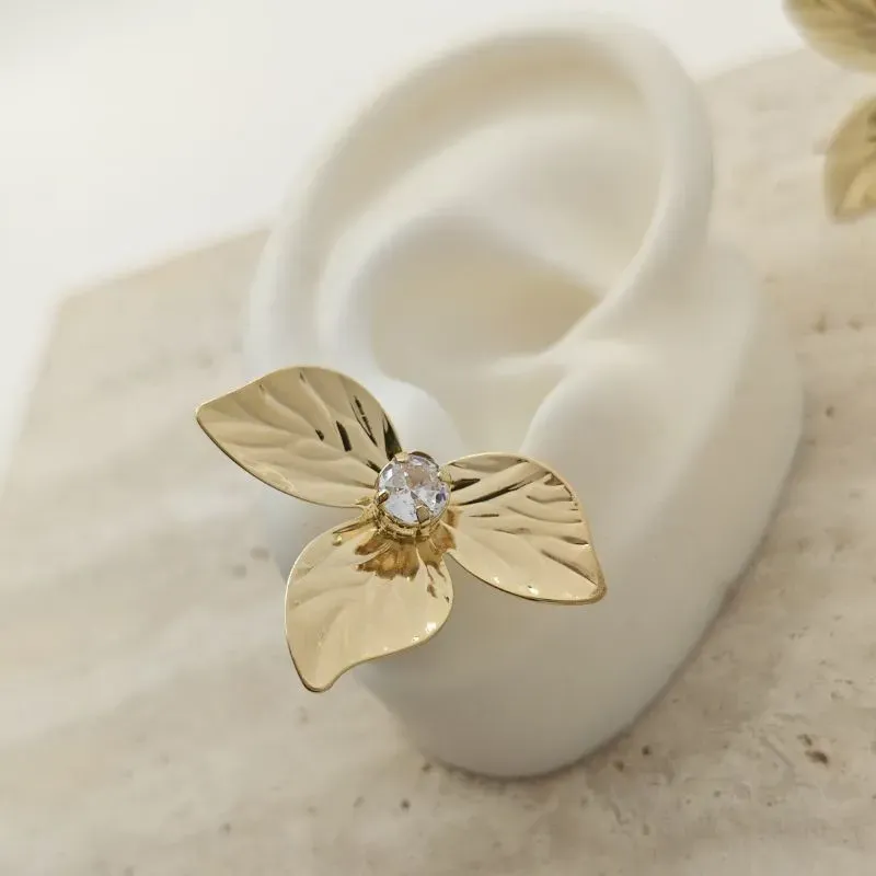 brinco flor texturizada com ponto de luz