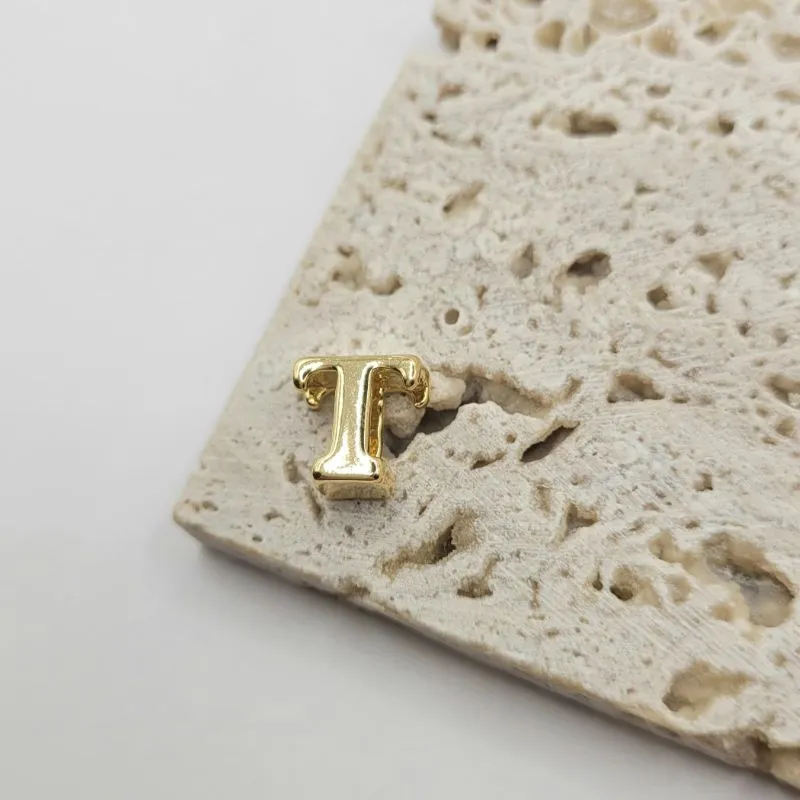 pingente letra com detalhe