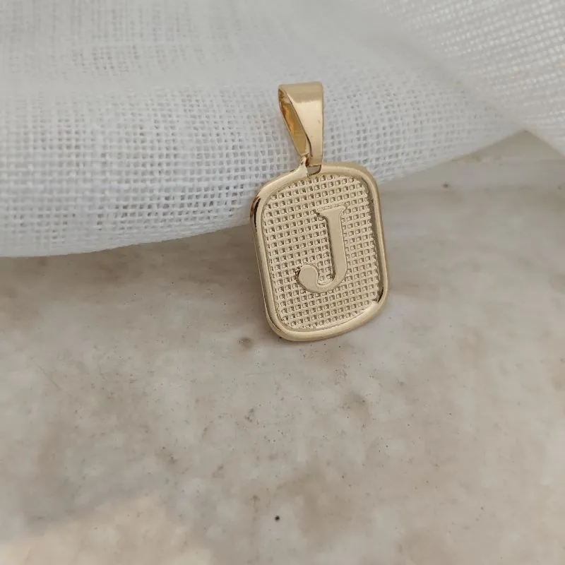 pingente placa pequena letra J