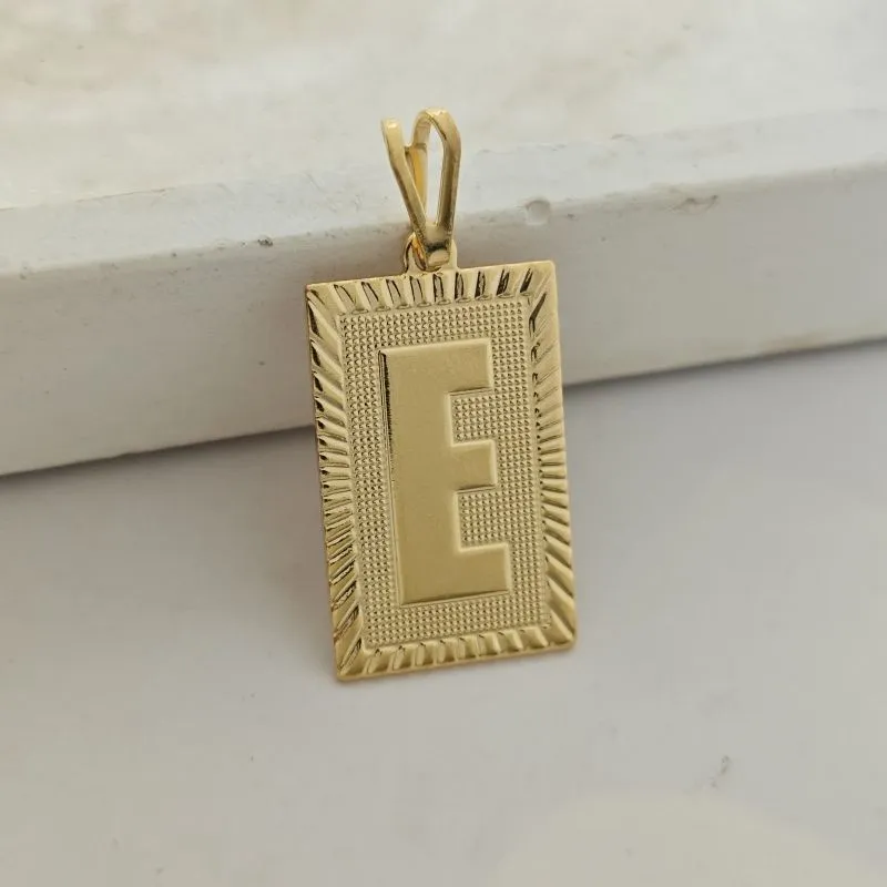 pingente de placa pequeno letra E