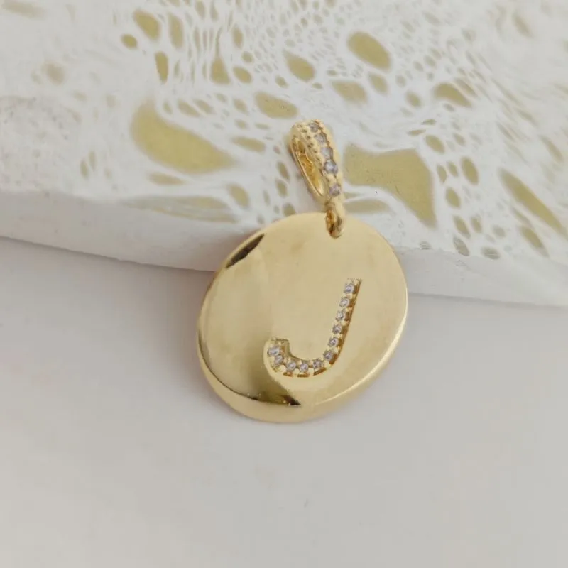 pingente redondo com zirconia letra J