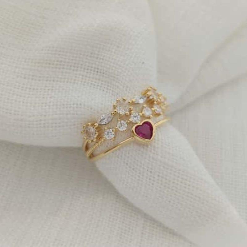 anel cravejado com coração rosa