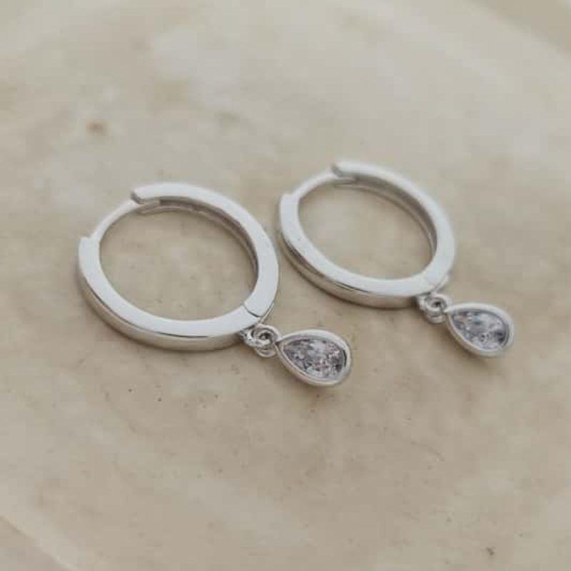 argolinha lisa com gota de pedra rhodio