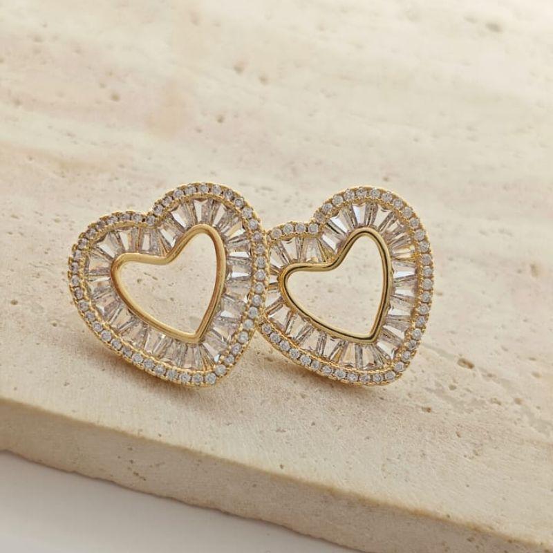 brinco coração cravejado e vazado