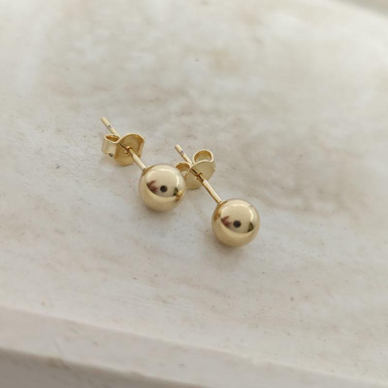 brinco de bola dourada