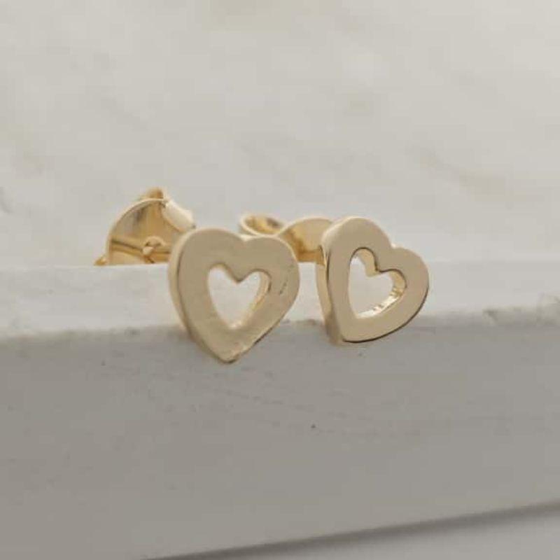 brinco mini coração vazado