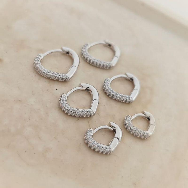 argolinha triangular cravejada M 1,1cm