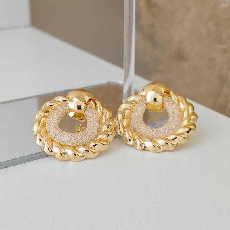 brinco trançado com pedras