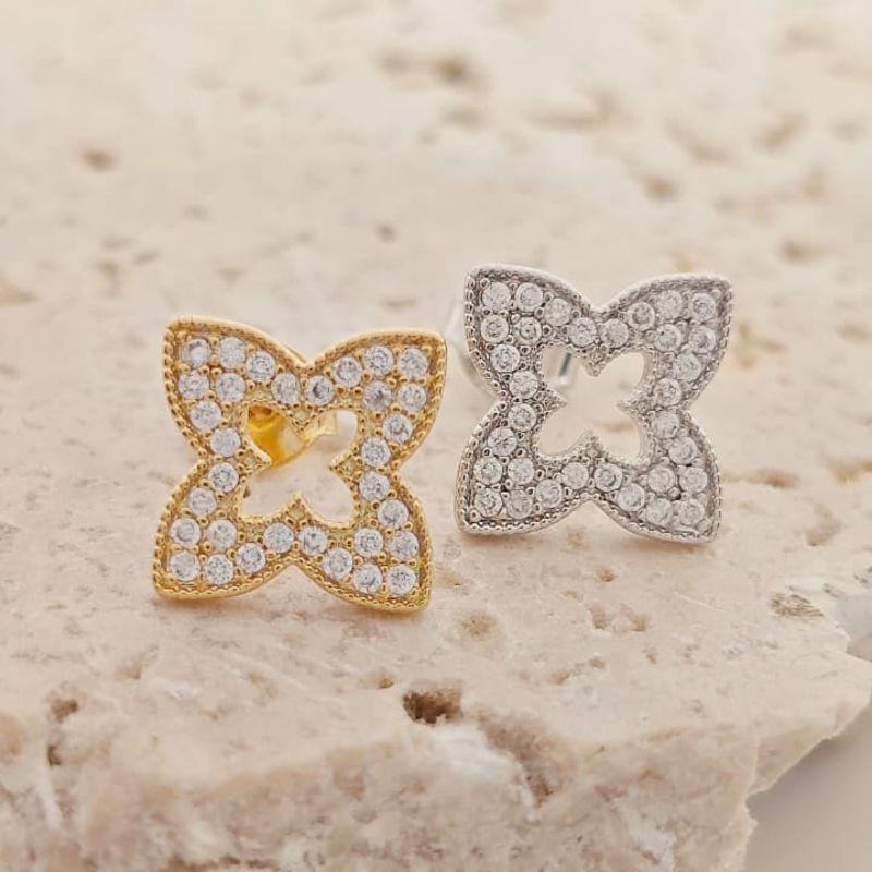 brinco trevo cravejado com vazado rhodio