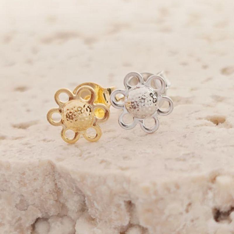 brinco mini flor com vazado rhodio