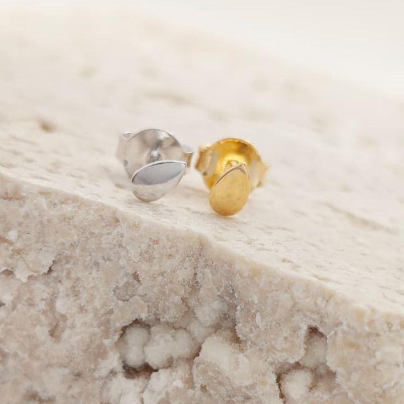 brinco mini gota achatada rhodio