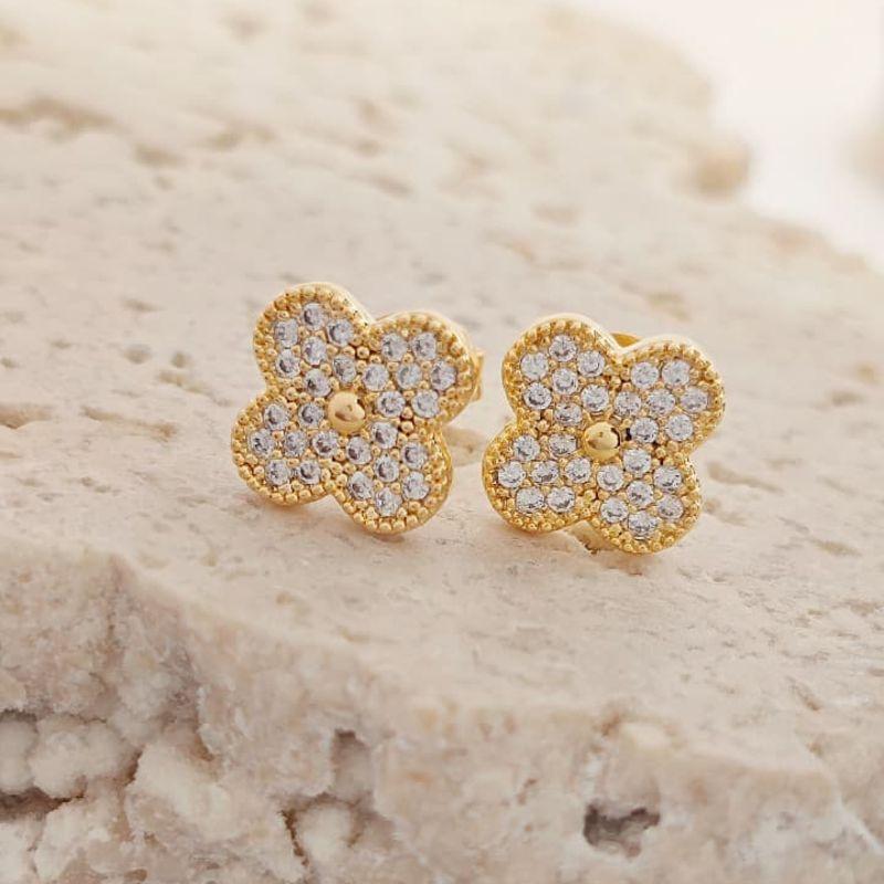 brinco trevo cravejado