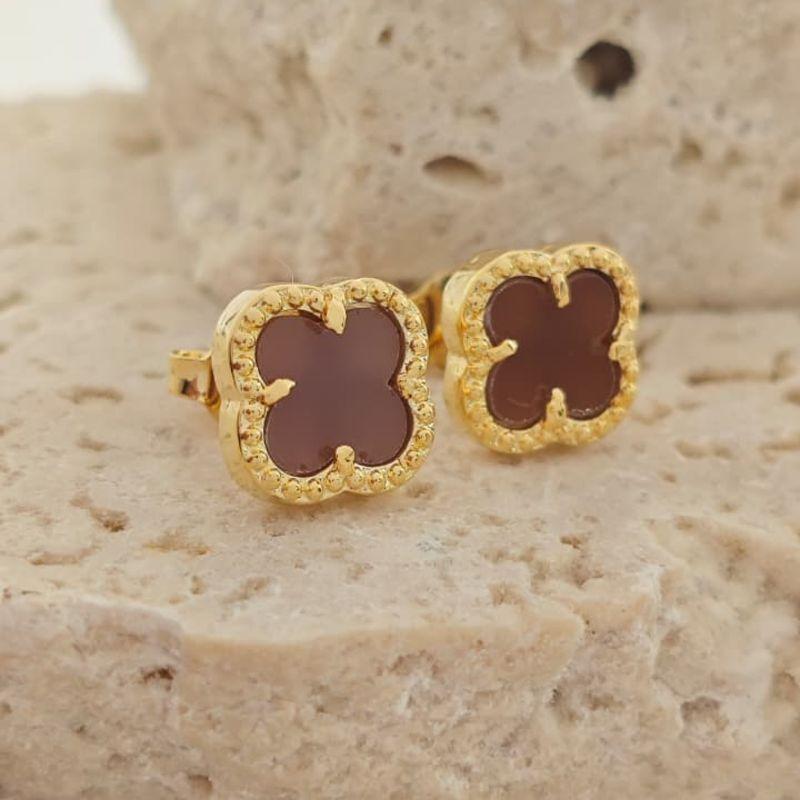 brinco trevo marrom 1cm