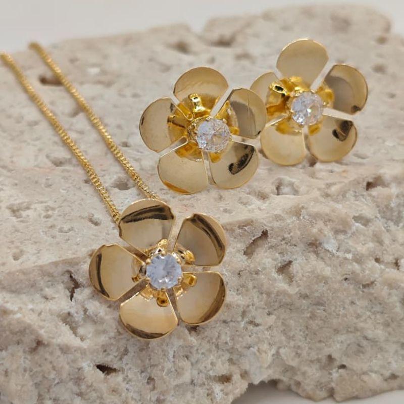 conjunto flor pedra no meio