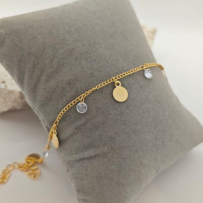 tornozeleira pedra e medalha pendurada