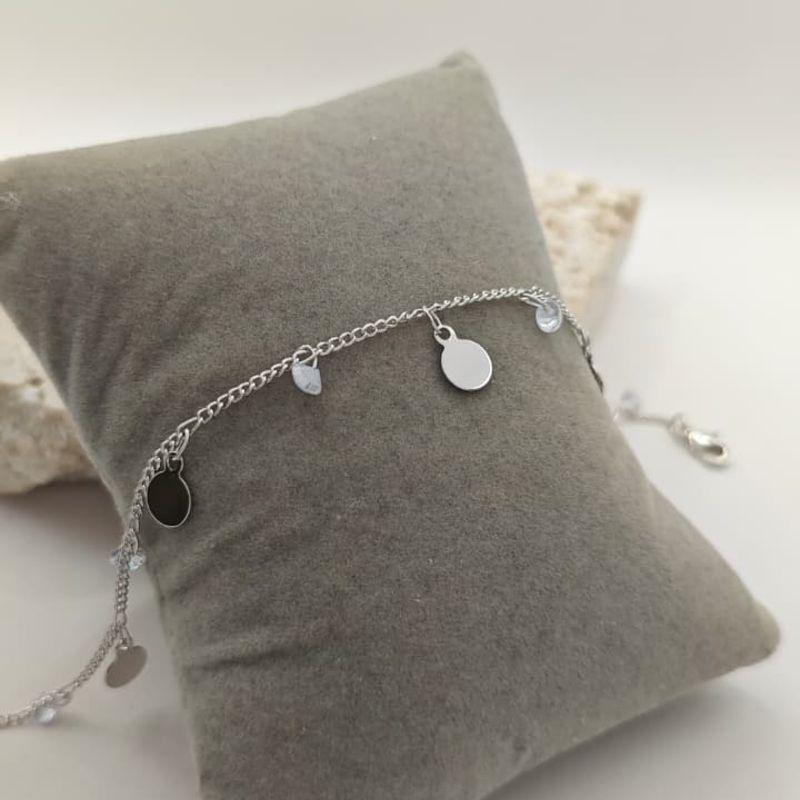 tornozeleira pedra e medalha pendurada rhodio