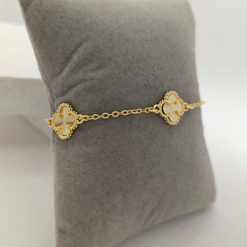 pulseira trevo dourado com textura